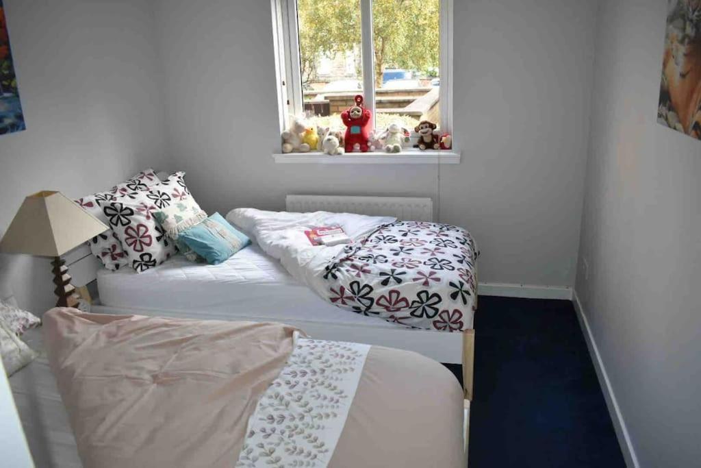 Immaculate Cosy Flat Next To Holyrood Park! Lägenhet Edinburg Exteriör bild